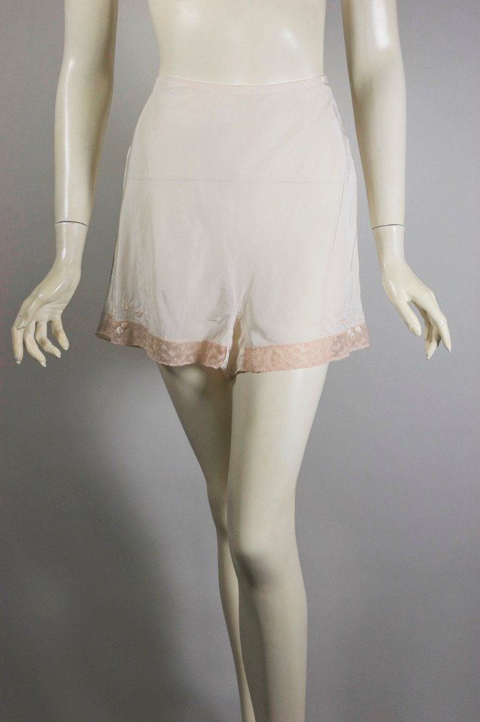unworn deadstock 1940s lingerie pin-up tap pant light pink rayon lace trim XS S