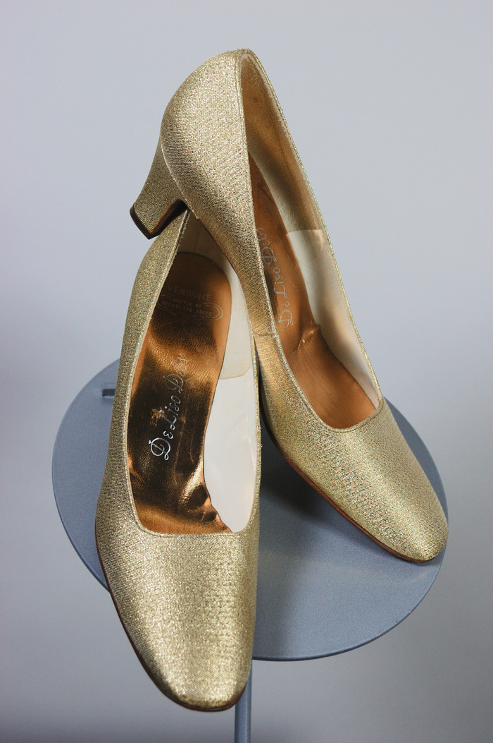 mid 1960s party shoes cocktail eveningwear pumps gold metallic square toes 2-inch heels size 8N