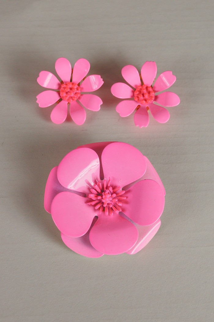 pink enameled metal mod 1960s daisy pin earrings set clip-on