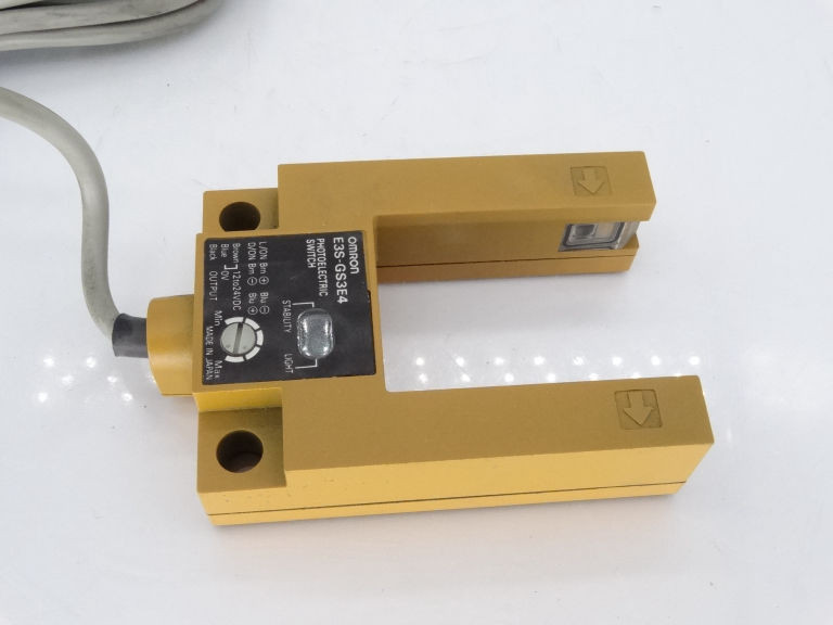 OMRON E3S-GS3E4 光電スイッチ 2個セット新品 OMRON E3S-GS3E4 Switch - SIGMA Surplus