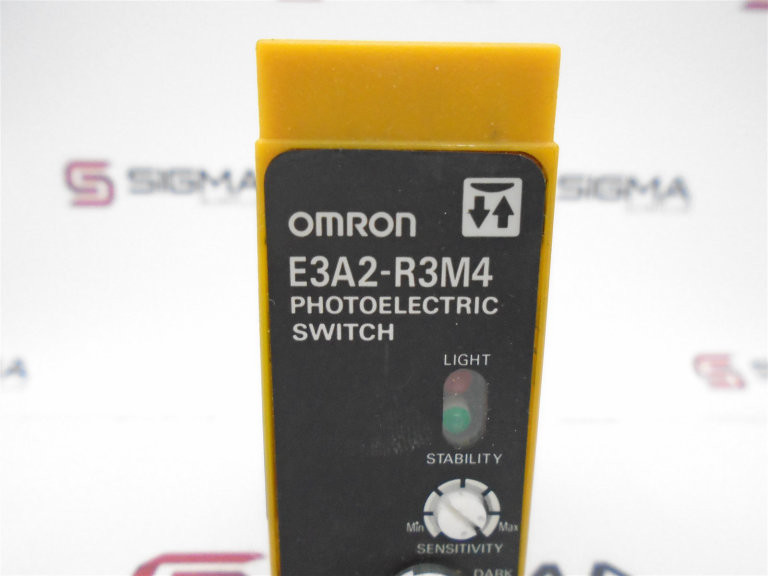 Omron E3A2-R3M4 Sensor