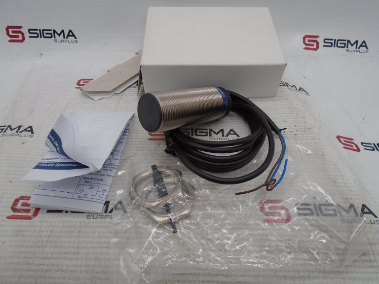XSAV11801 Schneider 1PCS Proximity Switch XSA-V11801 New in