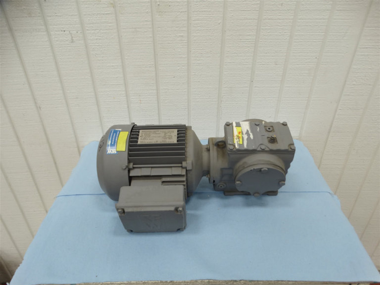 Sew Eurodrive SA57 DT90S4/TH Gearmotor 1.1kW 230/460V 60Hz  01.3117610803.0001X0 - 3