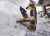KIT DE SOUFFLEUSE À NEIGE 60V MAX* 21" MONO-ÉTAGE, (2) BATTERIES FLEXVOLT® 20/60V MAX*, (2) CHARGEURS DCB1104