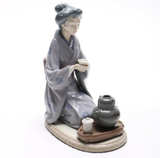 Lladro 5122 Japanese Girl Serving Tea Porcelain Figurine | Hand Made in Spain