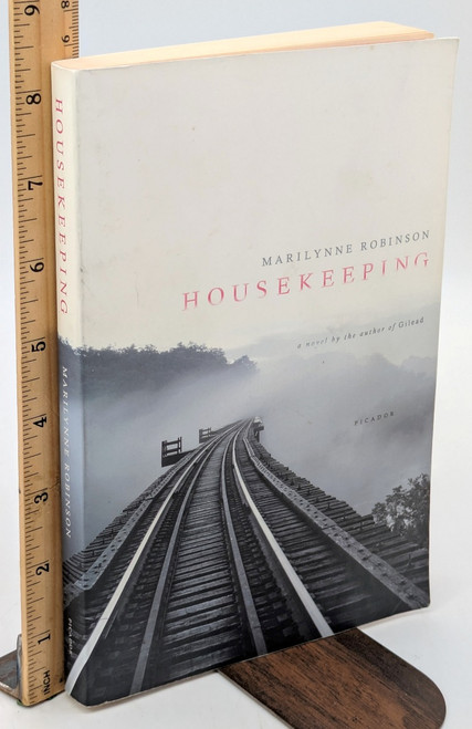 Housekeeping: A Novel (PEN/Hemingway Award) [B0566]