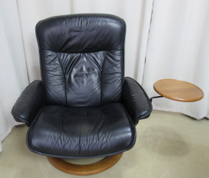 1990s Ekornes Stressless Black Leather Recliner With a Swivel and Removable Oak Tray Table $595