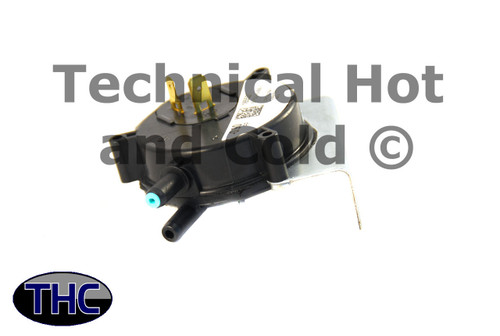 York Coleman S1-02435286000 Pressure Switch w/ Bracket Image 1