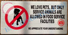 WE LOVE PETS BUT ONLY SERVICE ANIMALS ARE ALLOWED IN FOOD SERVICE FACILITIES WE APPRECIATE YOUR UNDERSTANDING SIGN