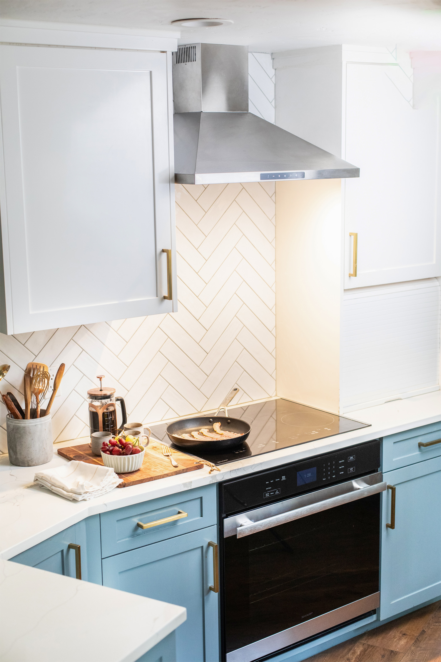 3-Speed 30" Wall Mount Chimney Range Hood (SHC3042FS) lifestyle