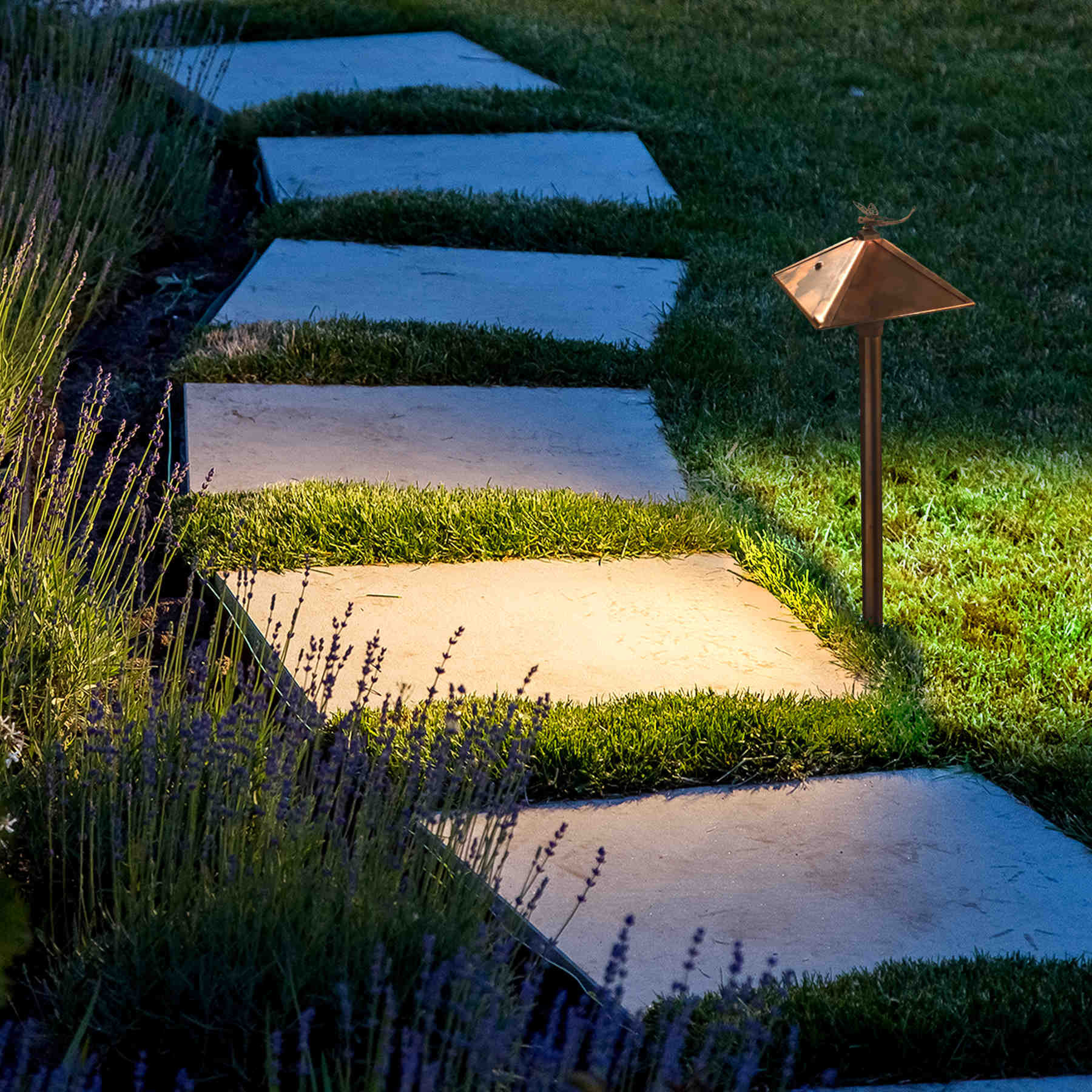 Pyramid Pathway Light with Hummingbird Filigree