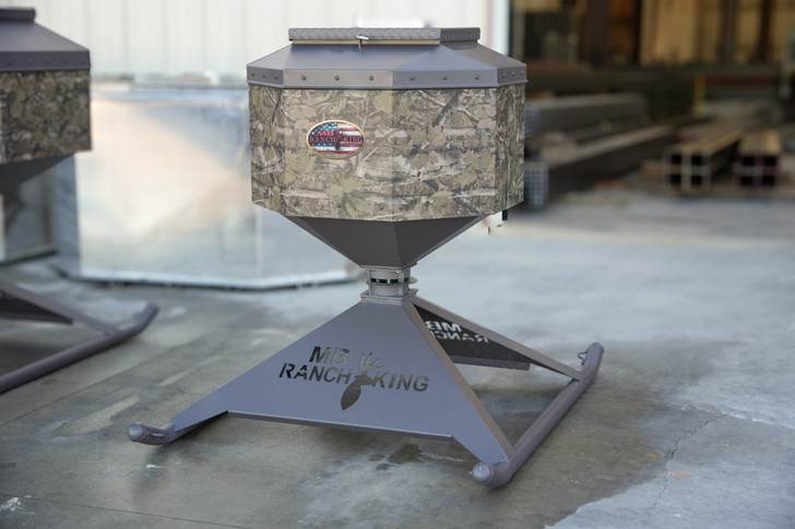 MB RANCH KING - 500 LBS MIGHTY MIDGET CORN FEEDER
