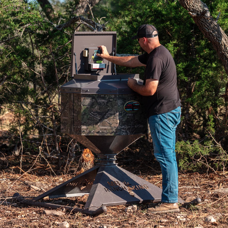 MB RANCH KING - 500 LBS MIGHTY MIDGET CORN FEEDER