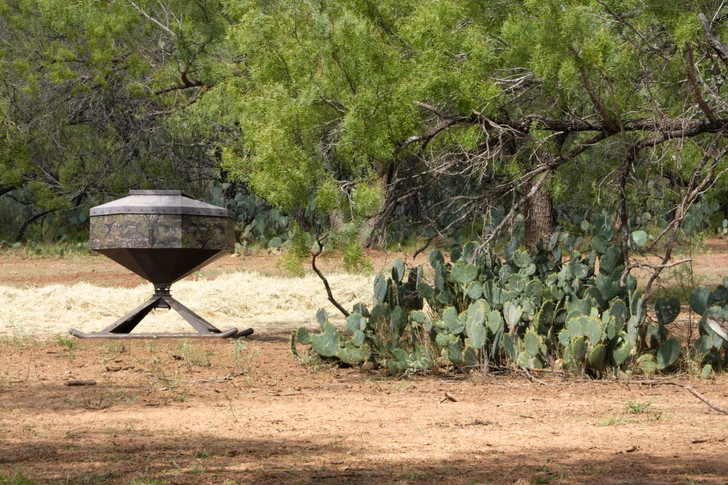 MB RANCH KING - 1000 LBS MIGHTY MIDGET CORN FEEDER