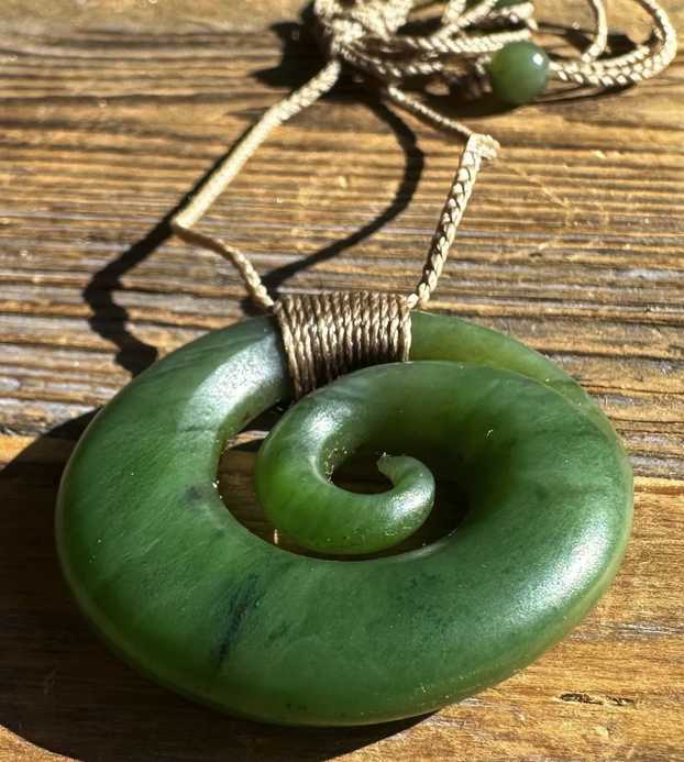 Collier Pendentif En Jade Néphrite Sculpté - Motif Maori Koru Double Cercle, Marque 81stgeneration