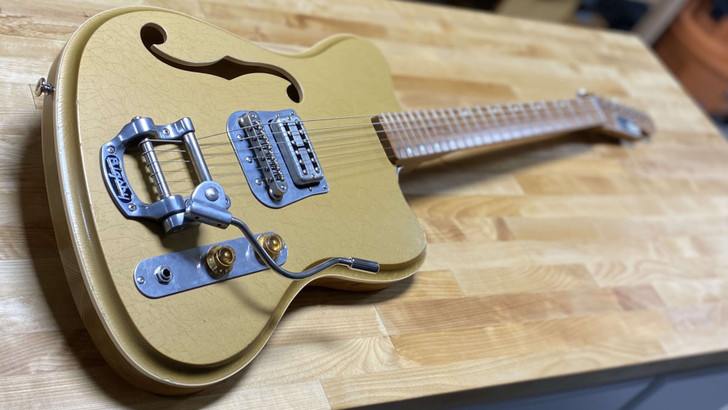 Vuorensaku Goldie Jones Custom Electric Guitar - Full
