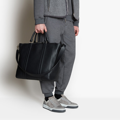Black zippered travel bag with shoulder strap, medium 'Travel Weekender' model