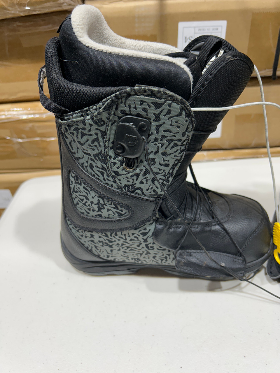 Used Burton SPEED ZONE GROM Boys Snowboard Boots Black Junior 04  11162-C000365879