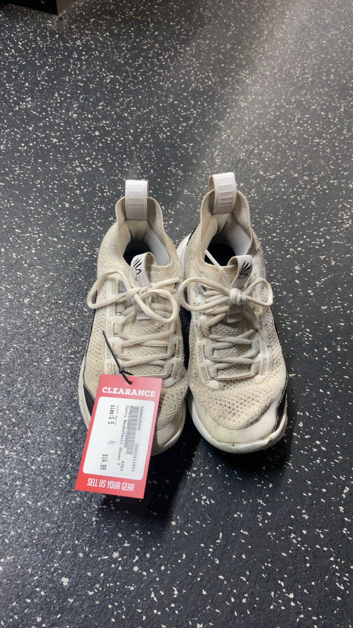 A used pair of basketball shoes Used Nike Kyrie Irving Basketball Shoes Size 5 – cssportinggoods main image 2
