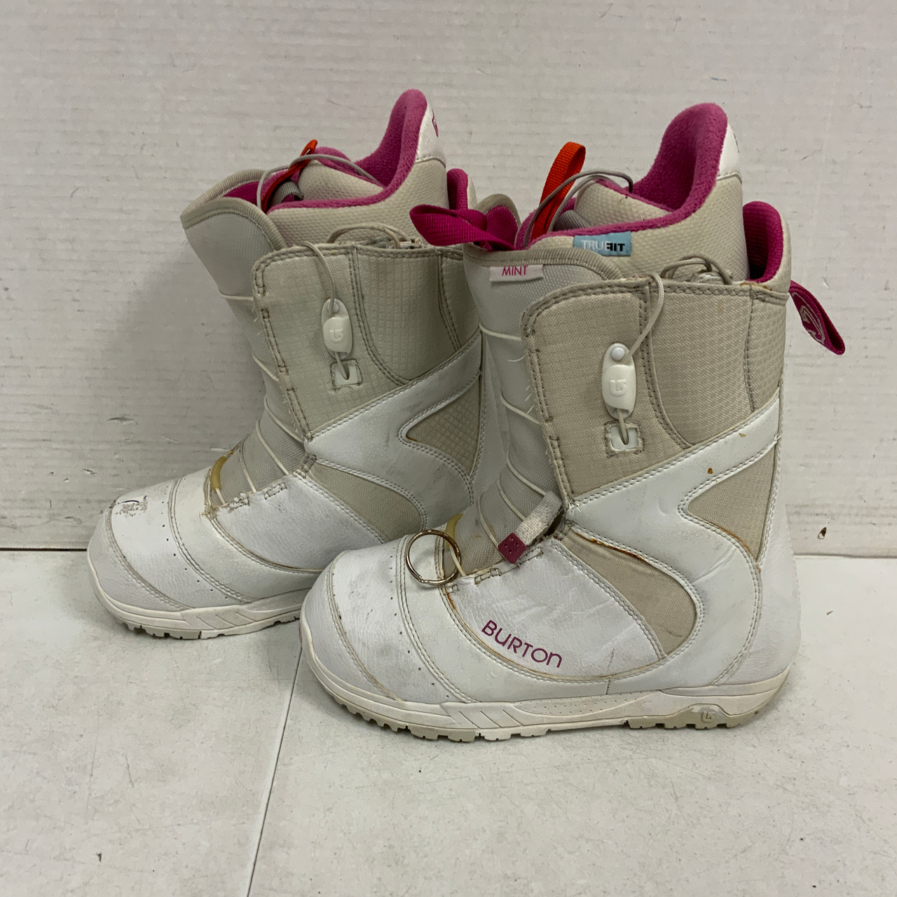burton casa snowboard boots white pink womens 5150 Brigade Star Girls Sizes 5 It also has a womens specific true fit design for a harmonious connection Burton White and Pink Snowboard