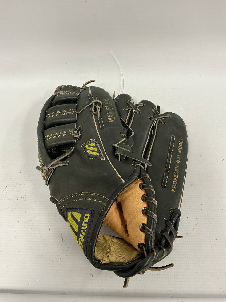 Used Mizuno MM1300 MAX FLEX BB/SB Glove RH Throw Black 13 Used Mizuno MM1300 MAX FLEX BB/SB Glove RH Throw Black 13