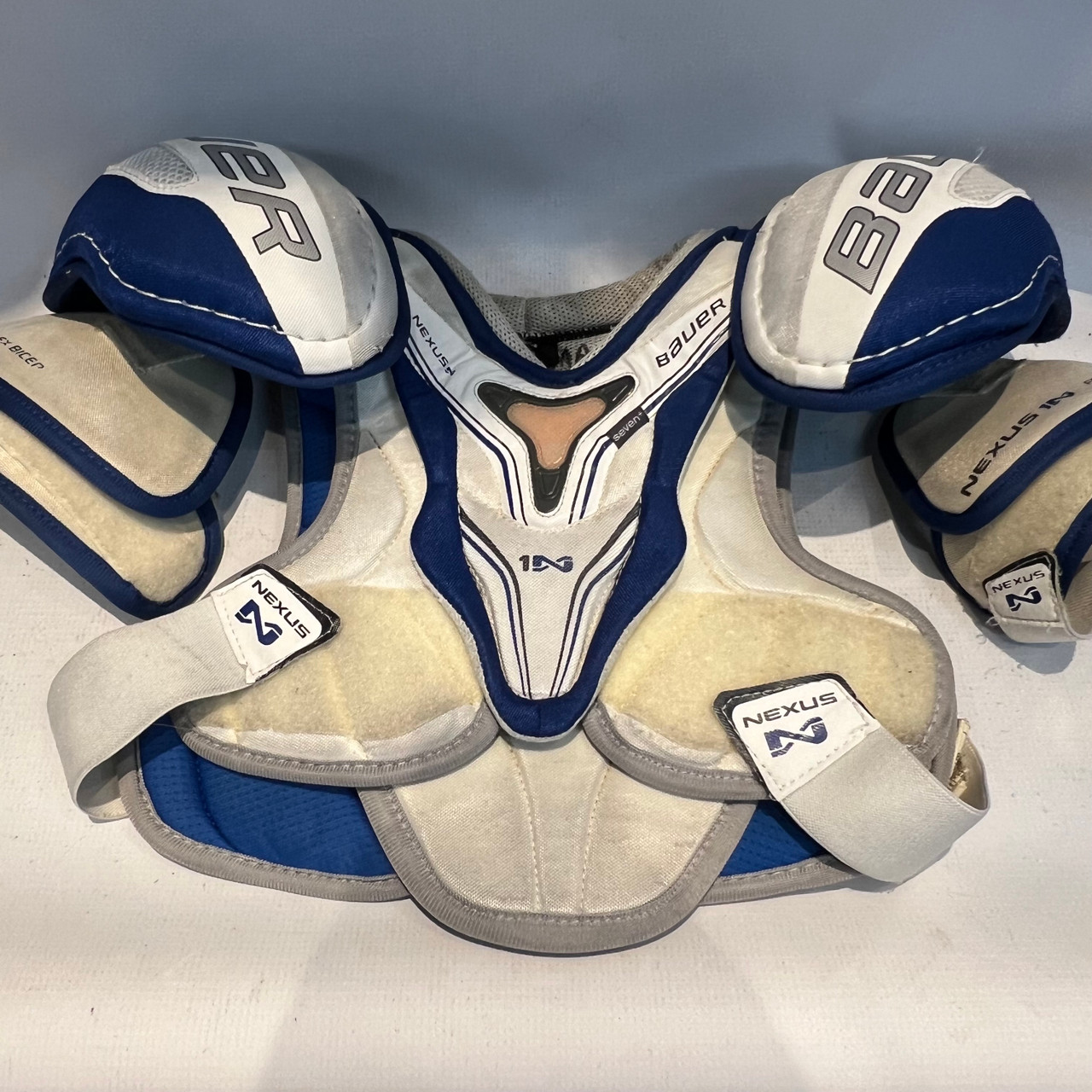 Used Bauer NEXUS 1N WHT/BLU MEDIUM Junior Shoulder Pads MD