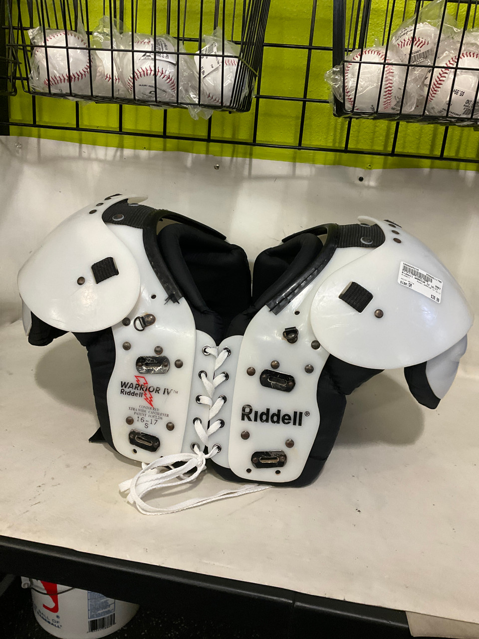 Used Riddell WARRIOR IV 16-17 FB Shoulder Pads White SM
