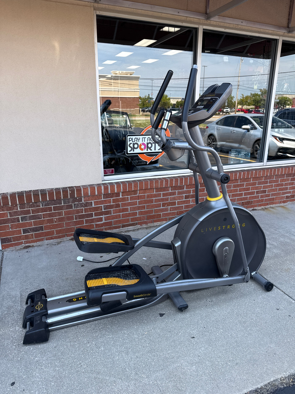 Used Livestrong LIVESTRONG Programmable Elliptical