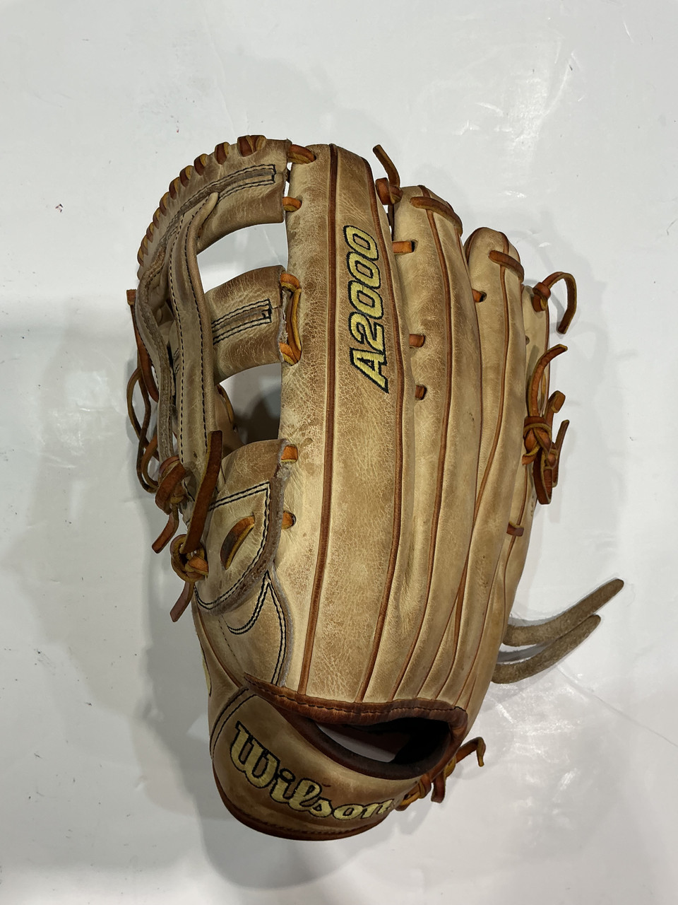 Used Wilson A2000 BB/SB Glove LH Throw None 12 3/4