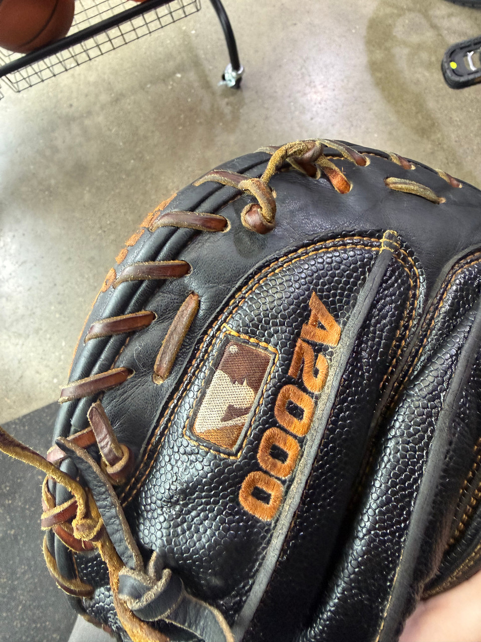 Used Wilson A2000 BB/SB Catchers RH Throw Black 33 1/2