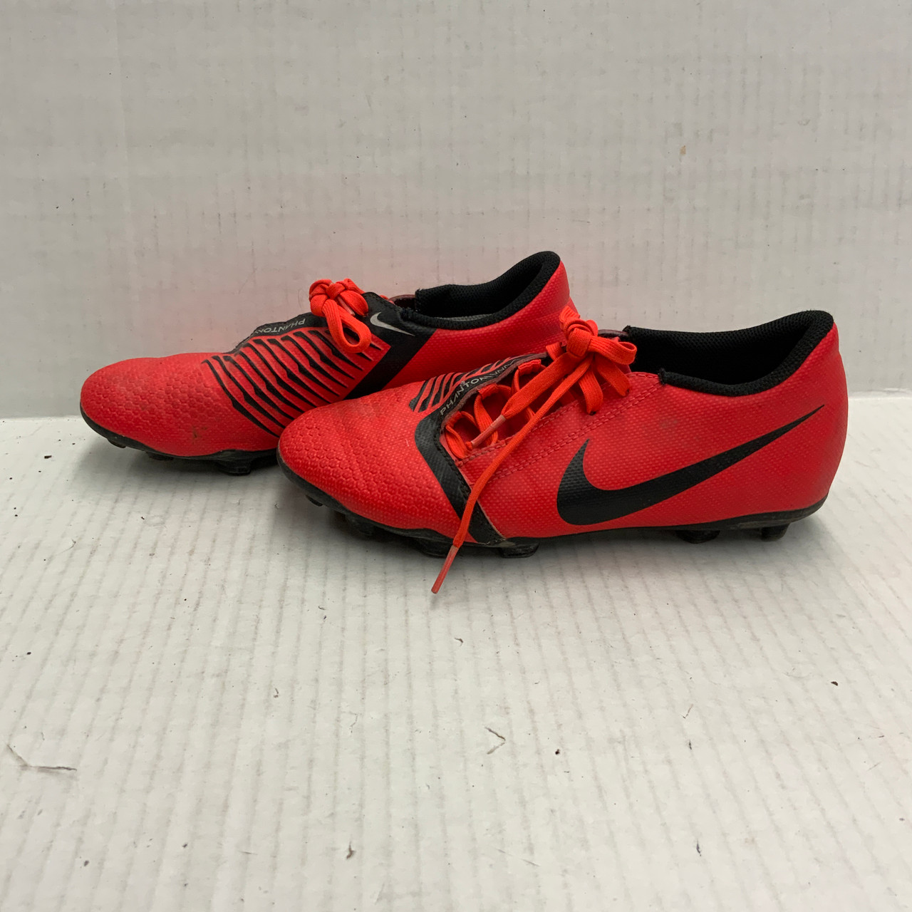 BRAND NEW NEVER USED SOCCER CLEAT The evolution of laceless soccer cleats: design, market  main image 3