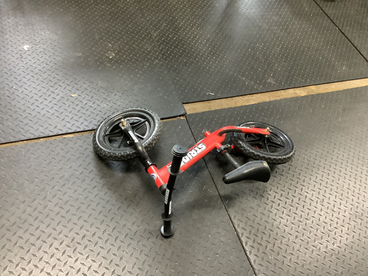 Used Strider CLASSIC Balance Bike Boys Red 14