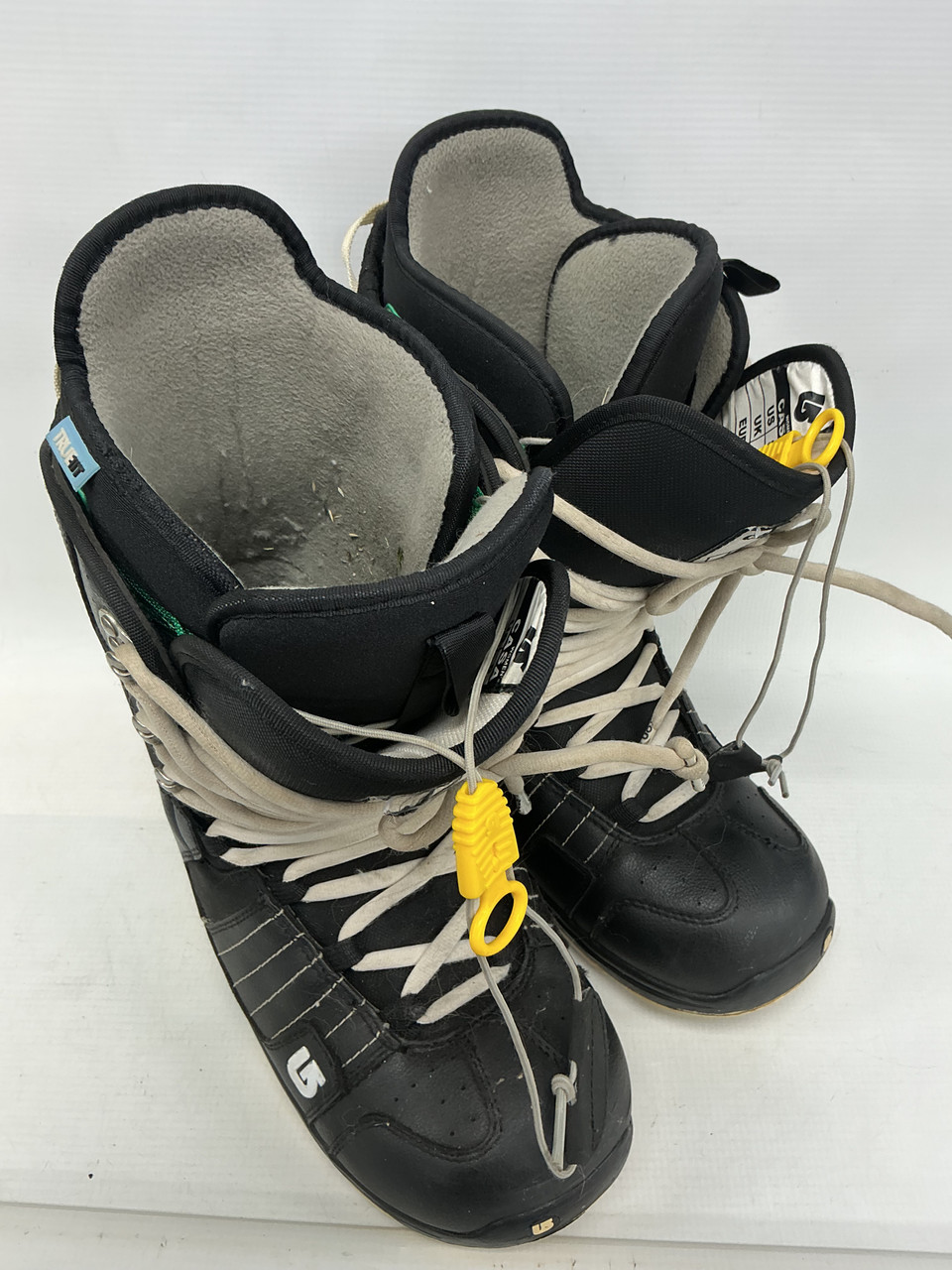 burton casa snowboard boots  Pando Refitters these boots ensure precision control on any snowboarding adventure  black BURTON CASA snowboard