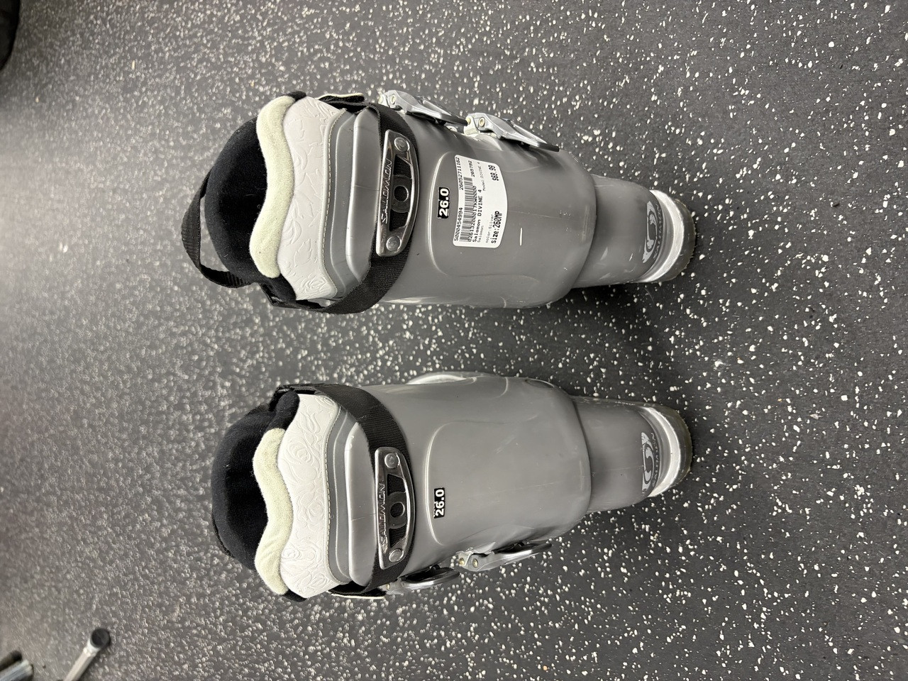 salomon divine 4 ski boots The Salomon Divine RS 8 Ski Boots feature a V Shaped Last so your heal stays supported side Used Salomon DIVINE 4 Womens