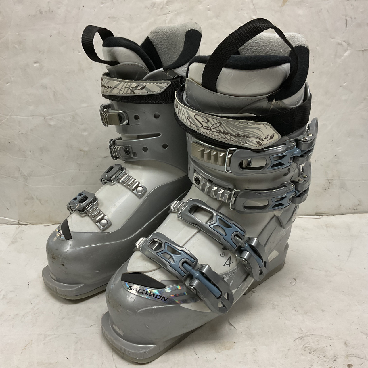 salomon divine 4 ski boots R60 The Salomon Divine RS 8 Ski Boots feature a ‘V’ Shaped Last so your heal stays supported side women's ski boots SALOMON DIVINE