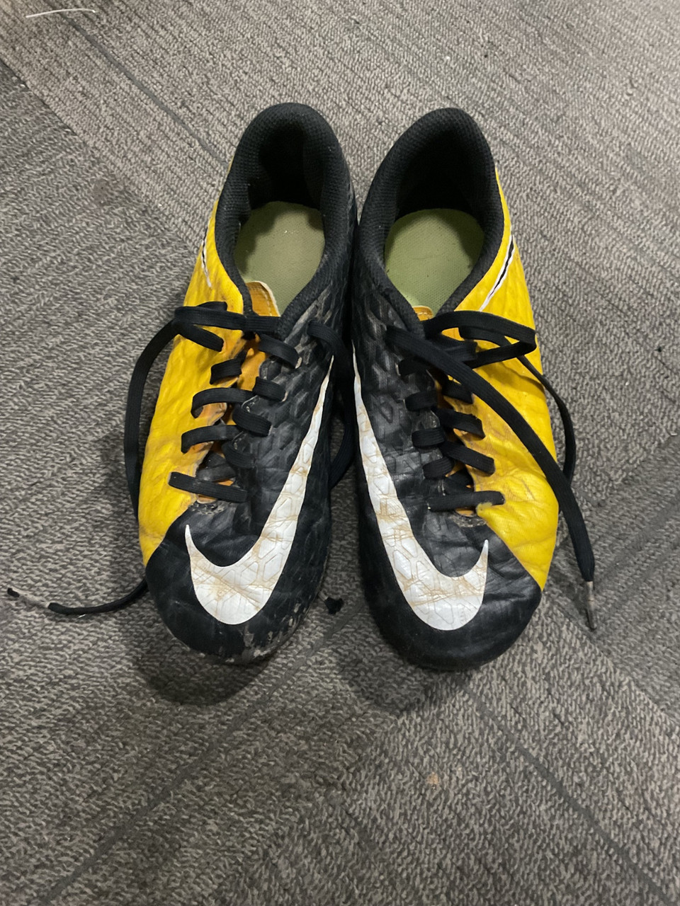 Used Nike HYPER VENOM Soccer Cleats Black And Yellow Junior 02.5