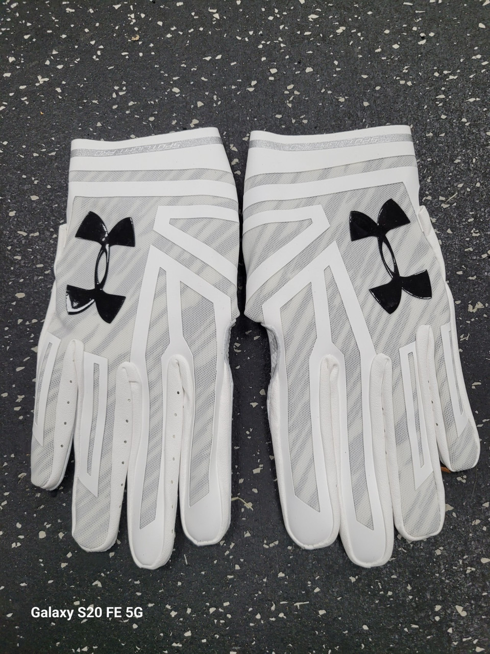 Used Under Armour SPOTLIGHT PRO FB Gloves White MD