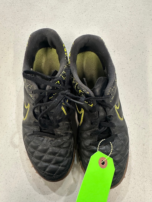 Vist Large View of Product Image Which is Used Nike Soccer Indoor Shoes None Junior 03.5