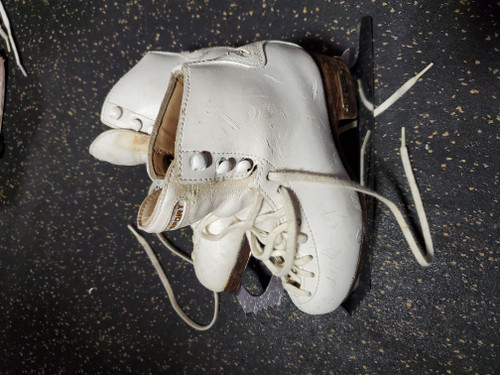 Vist Large View of Product Image Which is Used Risport LASER SZ 2 Girls Figure Skate White Junior 02