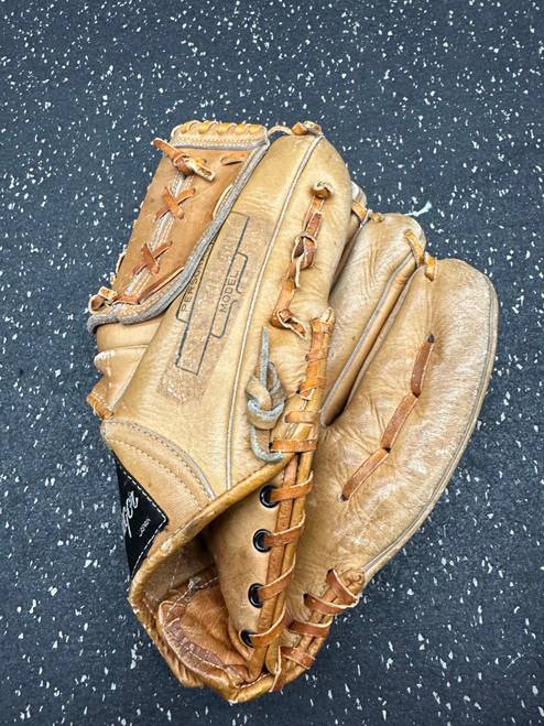 Vist Large View of Product Image Which is Used MacGregor 622 BB/SB Glove RH Throw Brown 12"