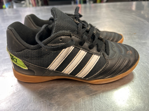 Vist Large View of Product Image Which is Used Adidas Soccer Indoor Shoes Black Junior 03