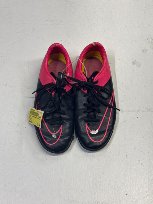 Vist Large View of Product Image Which is Used Nike Soccer Indoor Shoes Pink Senior 5