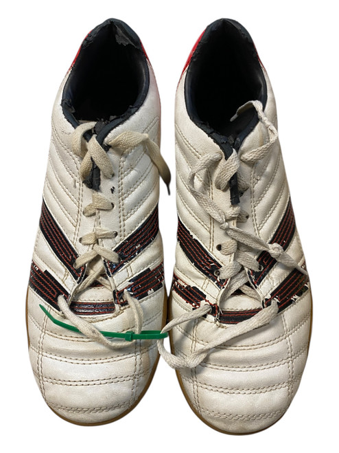 Vist Large View of Product Image Which is Used Umbro Soccer Indoor Shoes White Senior 7