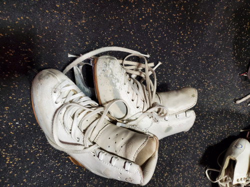 Vist Large View of Product Image Which is Used EDEA CHARAS Girls Figure Skate White Junior 01