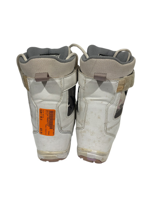 Used Burton FREESTYLE Girls Snowboard Boots White Youth 06.0 11847-S000024159