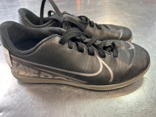 Vist Large View of Product Image Which is Used Nike Soccer Indoor Shoes White Junior 02.5