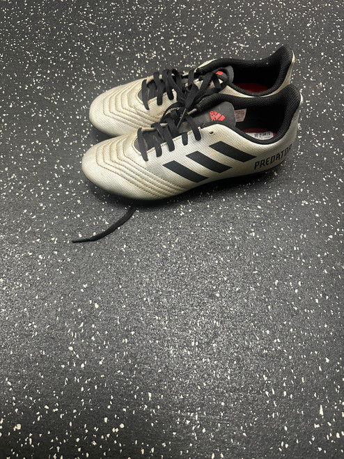 Used Adidas Soccer Cleats Grey Junior 04 11849-S000024486