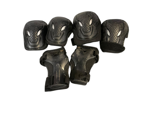 Vist Large View of Product Image Which is Used Inline Protective Set Black SM