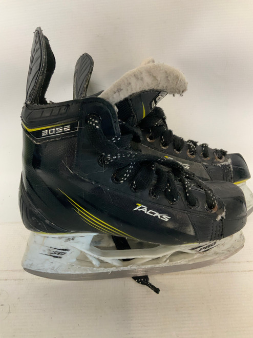 Vist Large View of Product Image Which is Used CCM TACKS 3052 Junior Hockey Skate Junior 02