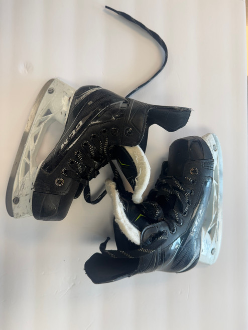 Vist Large View of Product Image Which is Used CCM RIBCORE Junior Hockey Skate Junior 01